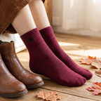 Chaussette bordeaux brodée araignée portée