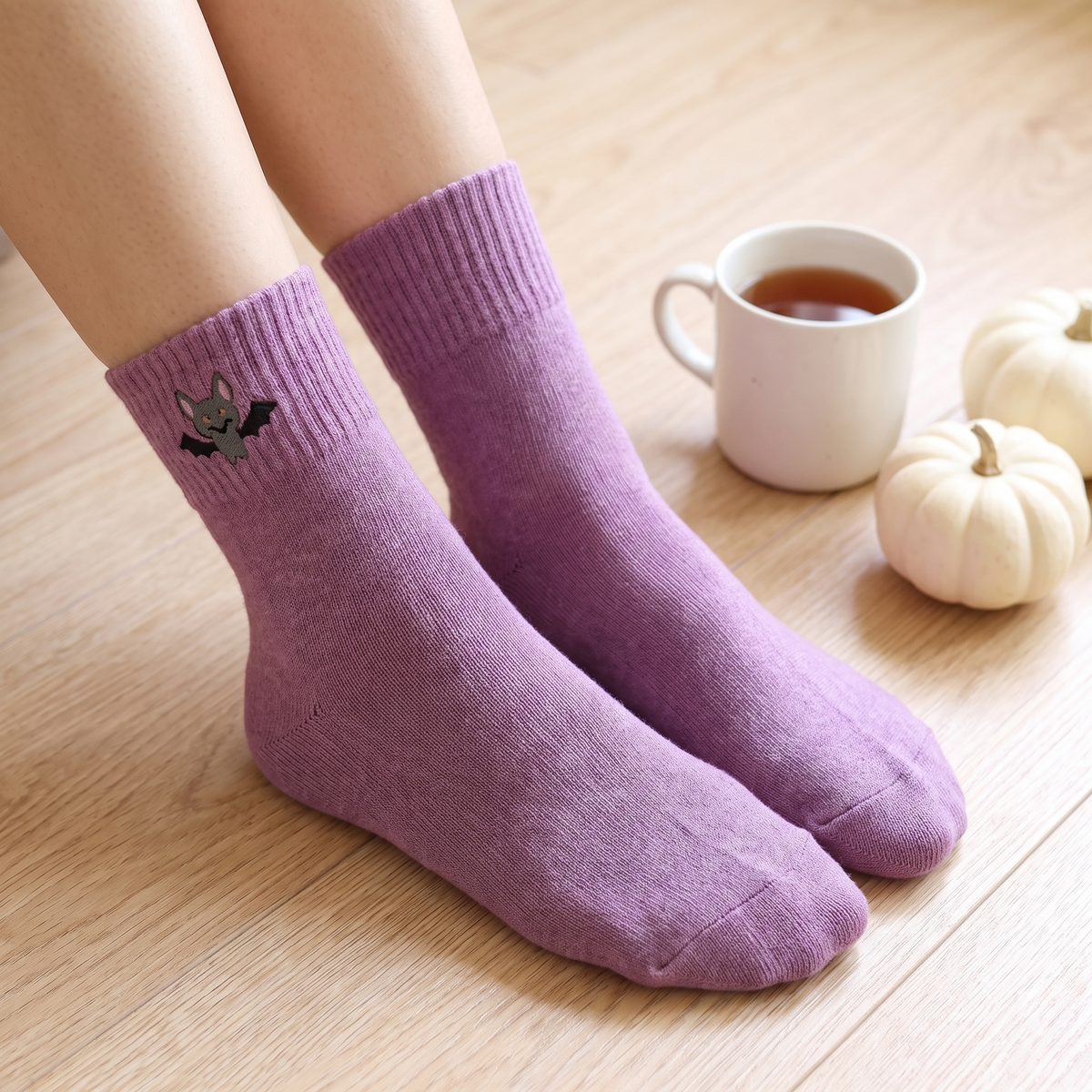 Chaussette lilas brodée chauve-souris portée