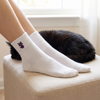 Chaussette blanche brodée chat portée
