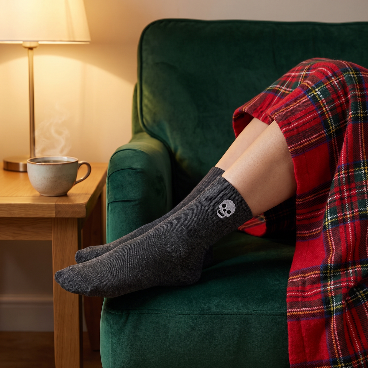 Chaussette anthracite brodée tête de mort portée