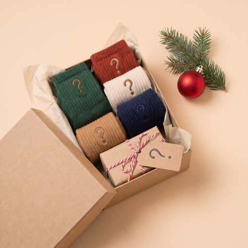 Box mystère ouverte : 5 paires de chaussettes et un cadeau surprise