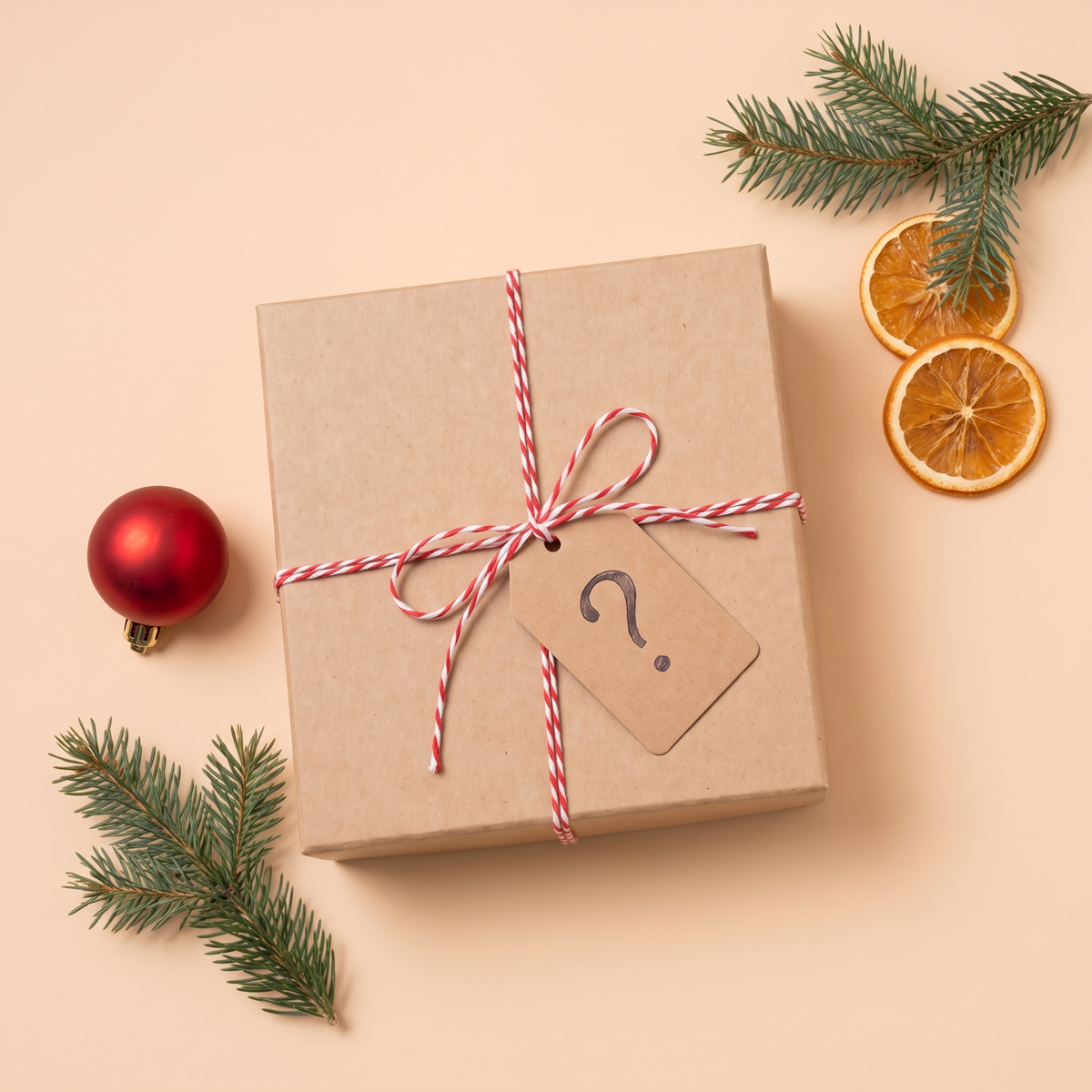 Box mystère de Noël fermée avec étiquette point d'interrogation