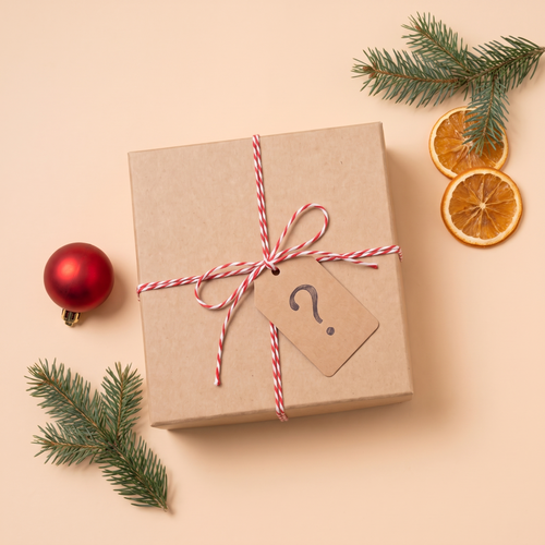 Box mystère de Noël fermée avec étiquette point d'interrogation